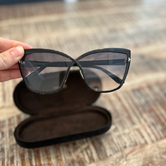 Tom Ford Elegant Black Sunglasses